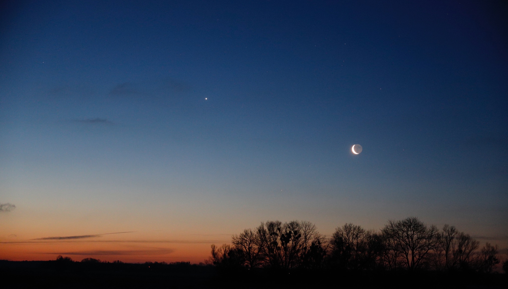 Sonnenaufgang mit Monduntergand Sichelmond voll zu sehen  0965